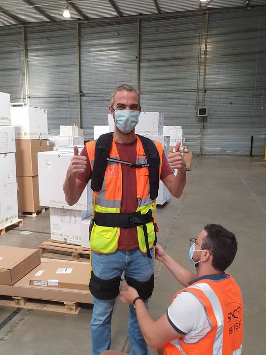 XPOLogistics_Es's tweet photo. Nuestros equipos están probando la robótica “vestible” en algunos de nuestros centros logísticos para mejorar la salud y la seguridad. #LetsMoveTheWorldForward #exoesqueletos https://t.co/xyKXIONOZt
