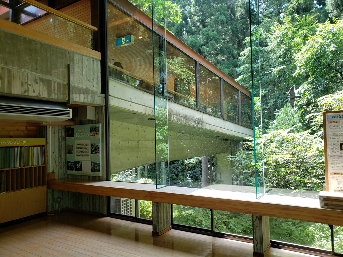 LL2eeJTpVkcI8Yo's tweet photo. 石川県農林総合研究センター
林業試験場展示館(瀧光夫1983)
毎度のことですが、建物と緑の境界がもはや見分けられない(笑)。スロープが一ヶ所森の中に突っ込んでいて、結構攻めています。ここを植物園に用途変更させたのが豊中の都市緑化植物園かな(^.^) https://t.co/HHlAKZssFv