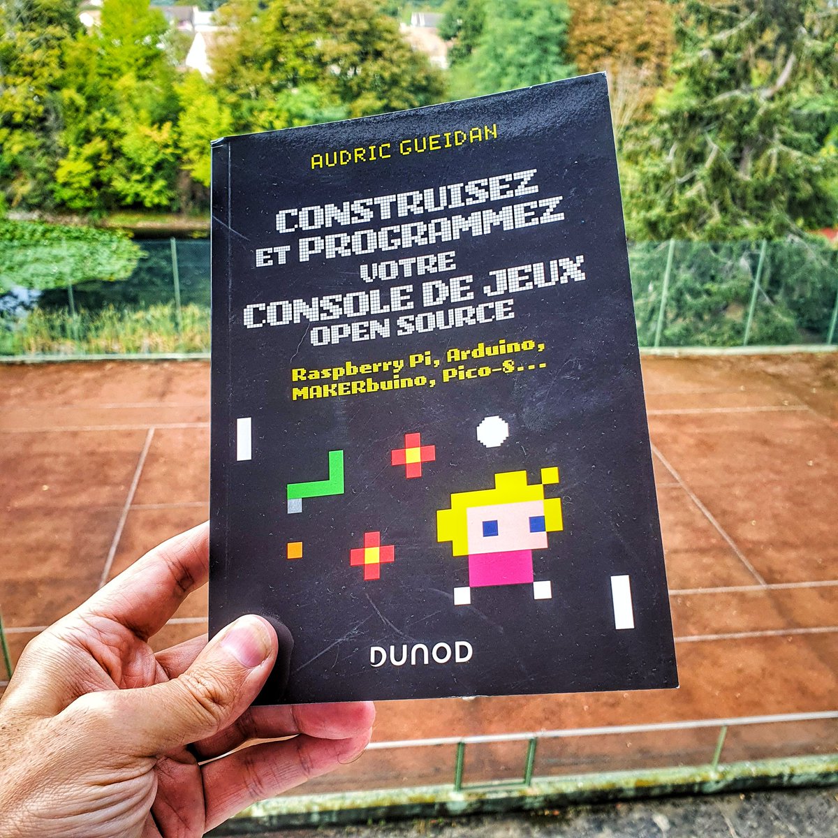 recalbox's tweet image. Un honneur et une sacrée reconnaissance pour tous les bénévoles qui bossent dans l&apos;ombre : les projets Recalbox &amp;amp; Skraper ouvrent le livre &quot;Construisez et programmez votre console de jeux open source&quot; de @audric_tkpx chez @DUNOD ! 🥳
DISPO : amzn.to/2G8FA77
♻️ À RT ! ♻️