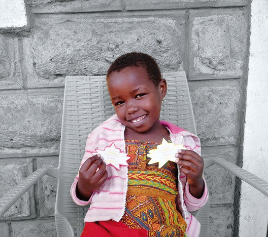 Grace, 4 anni, esibisce il Performance Award, il riconoscimento per i suoi progressi nell'apprendimento e nel comportamento.
Grace vive nel nostro orfanotrofio, dove grazie al #sostegnoadistanza di Matteo ha continuato a studiare nonostante il lockdown.
➡️ow.ly/bPh450BDZNq