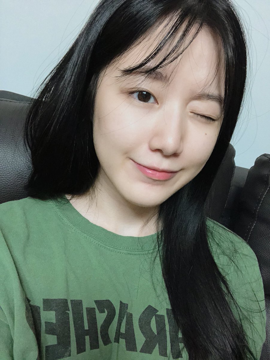 i_dleph's tweet photo. [UPDATE] 200929 @G_I_DLE Twitter Update

[#SHUHUA] ✂️😏

#여자아이들 #GIDLE
#네버랜드 #NEVERLAND https://t.co/rjHVhJ23Qt
