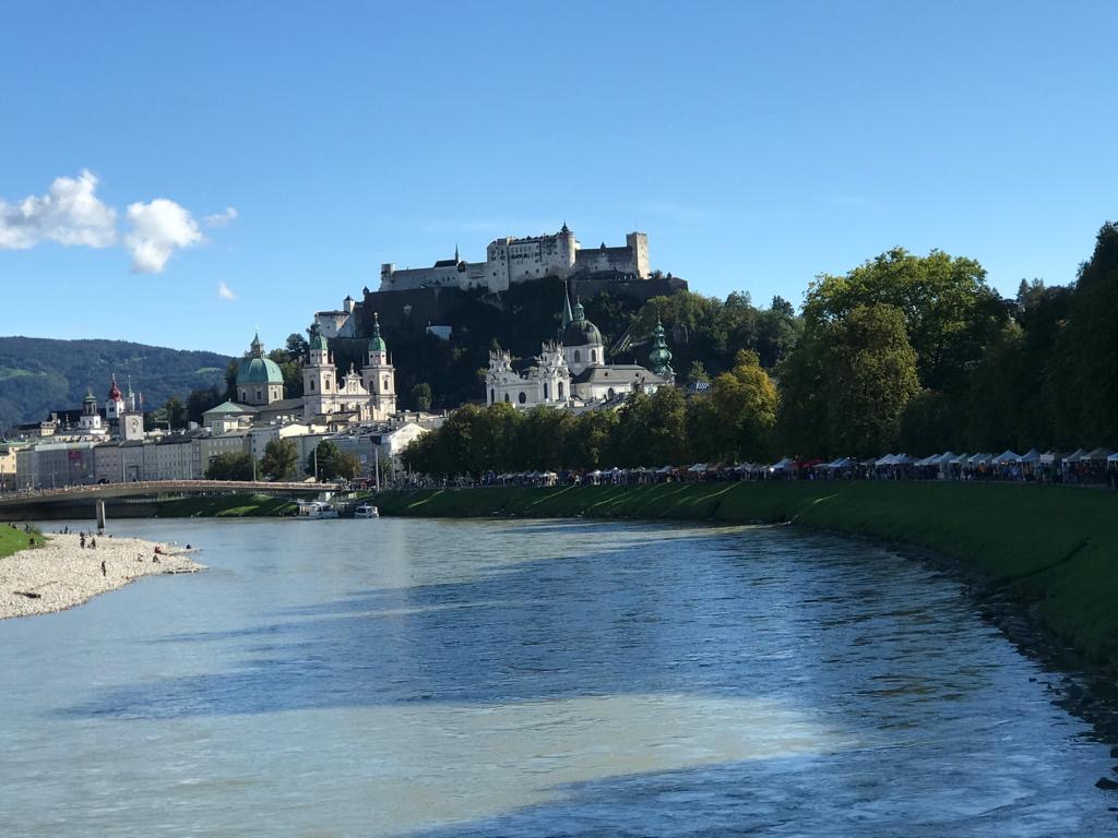 AltamiraSarabia's tweet photo. Buenos días 🌞 desde Salzburgo, Austria.
La ciudad de la música, de la cultura (Mozart, Sonrisas y Lágrimas.
SUSCRÍBETE A MI CANAL Y QUE TE ENGANCHE LA HISTORIA.
https://t.co/VTYoa4YI90
#salzburg #salzburgo #austria #alemania #salzach #salzachriver #alpes #alpessuizos #mozart https://t.co/1jMRwSpJL9