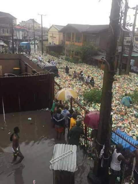 ii_nonso's tweet photo. Only this wicked act from Nigeria wicked and heartless government is enough for everyone to stay at home and obey the 1st October #SitAtHome.
@MrSomtoOkonkwo 
@Amaka_Ekwo 
@EmekaGift https://t.co/Ir9a8WYCS2