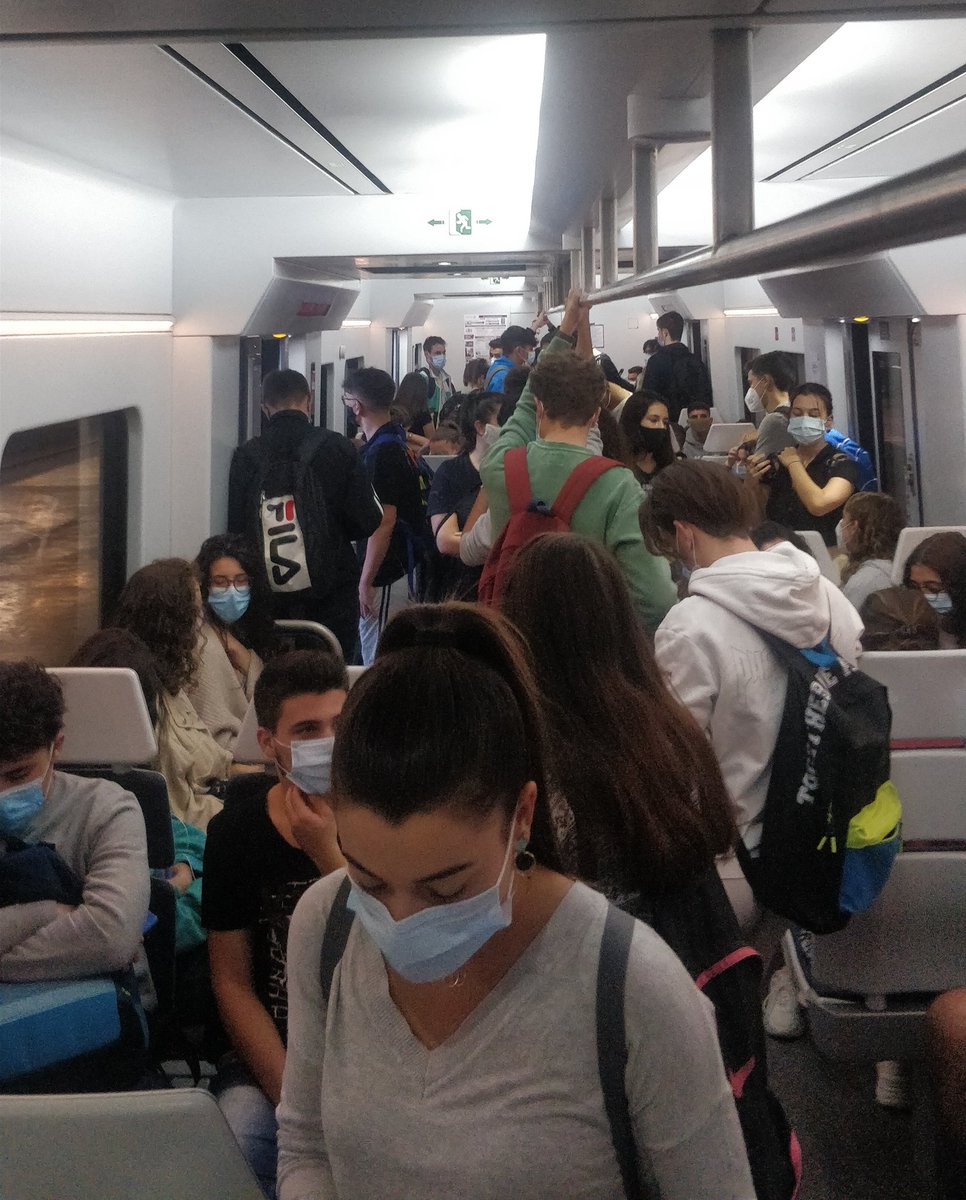 gonzalo2603's tweet photo. Y así todos los vagones del tren a Rabanales de las 8:45 (que aun siendo las 8:56 aún no ha salido). Imposible mantener la distancia social sin ampliar el servicio de trenes, esto NO ES PONER FACILIDADES @ConsejoCiencias #RenfeNoAyuda https://t.co/90iDsDtsXW