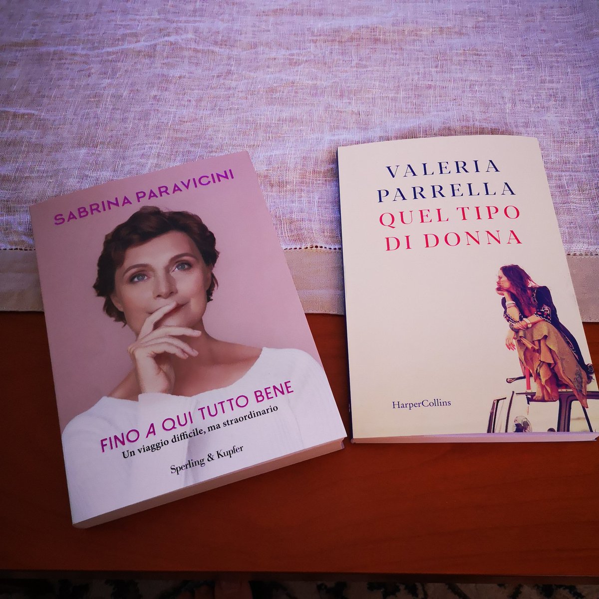 Fuori piove, stamattina "libera".
Sto così, "inutile suonare qui non vi aprirà nessuno"
#silegge #reading #vitadalibraia
<a href="/sparavicini/">sabrina paravicini</a> <a href="/ValeriaParrell2/">Valeria Parrella</a>
<a href="/Sperling_Kupfer/">Sperling & Kupfer</a>
<a href="/harpercollinsIT/">HarperCollins Italia</a>