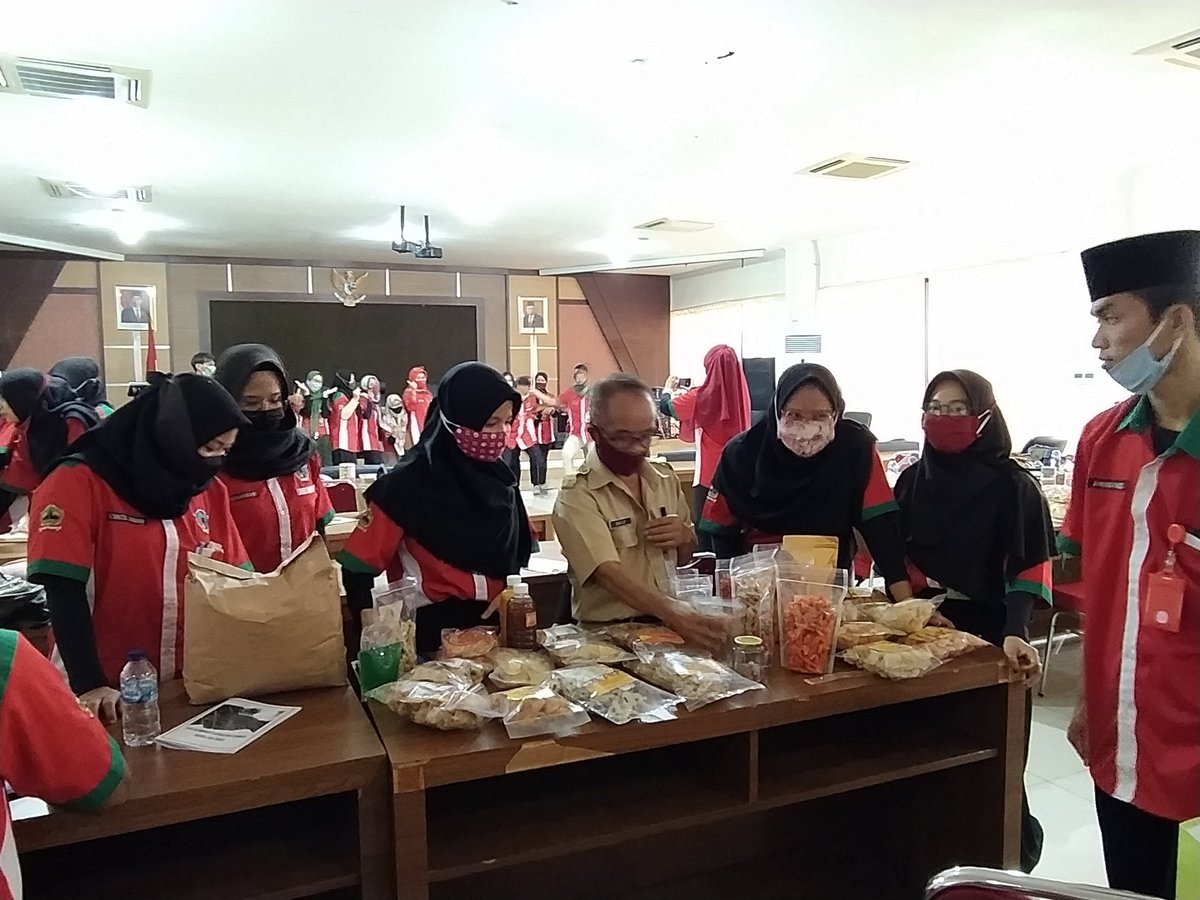 PKKP_Kebumen's tweet photo. Mengintip meriahnya acara pameran produk UMKM milik desa dampingan dan produk pribadi milik peserta Program PKKP 2020 kabupaten Kebumen. #pkkpkebumen #pkkp2020 https://t.co/cxiedcO4hY