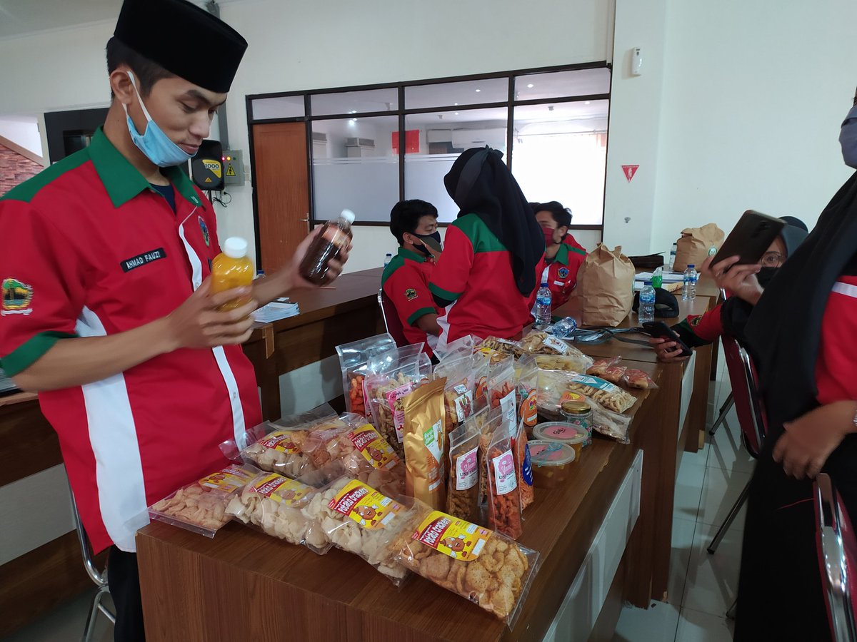 PKKP_Kebumen's tweet photo. Mengintip meriahnya acara pameran produk UMKM milik desa dampingan dan produk pribadi milik peserta Program PKKP 2020 kabupaten Kebumen. #pkkpkebumen #pkkp2020 https://t.co/cxiedcO4hY