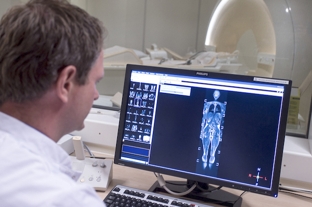 De afdeling Radiologie zoekt een radiodiagnostisch laborant met MRI specialisatie. Met je collega ben je verantwoordelijk voor de continuïteit van het MRI-programma en het juist interpreteren van aanvragen en onderzoeksresultaten. Iets voor jou? bit.ly/2GinHCu