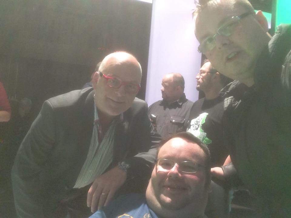djfabou's tweet photo. @JAVAUXM un petit souvenir de notre brêve rencontre lors de la tribune. Vous nous manquez à la tv même si la lecture de vos sms par @benjadeceuninck me font bien rire. https://t.co/GpgwH0RfKv