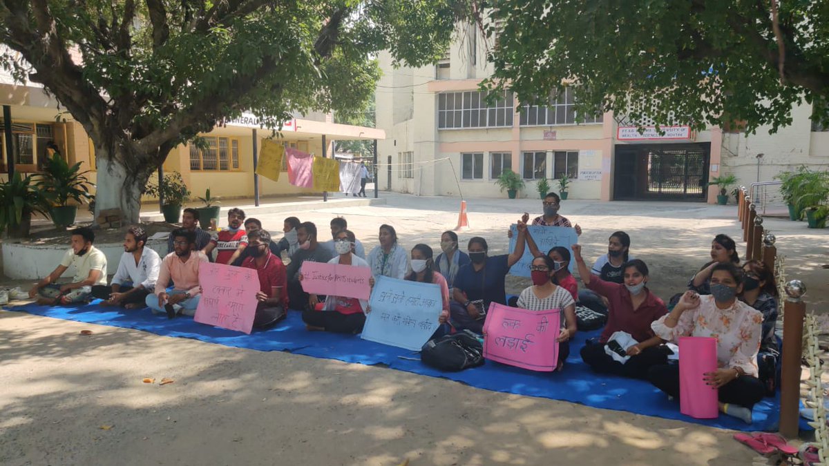 Priyank83531240's tweet photo. #justiceforBHMSstudent 
@cmohry @PMOIndia @moayush 
हमें दो हफ़्ते से ज्यादा समय हो गया ह���
अपने हक़ की मांग करते हुए
लेकिन प्रशाशन है कि आंख कान बन्द किए बैठा है....
We want #justice🙏🙏🙏🙏 https://t.co/rcZMav6Fne https://t.co/j7PAoaY4nz