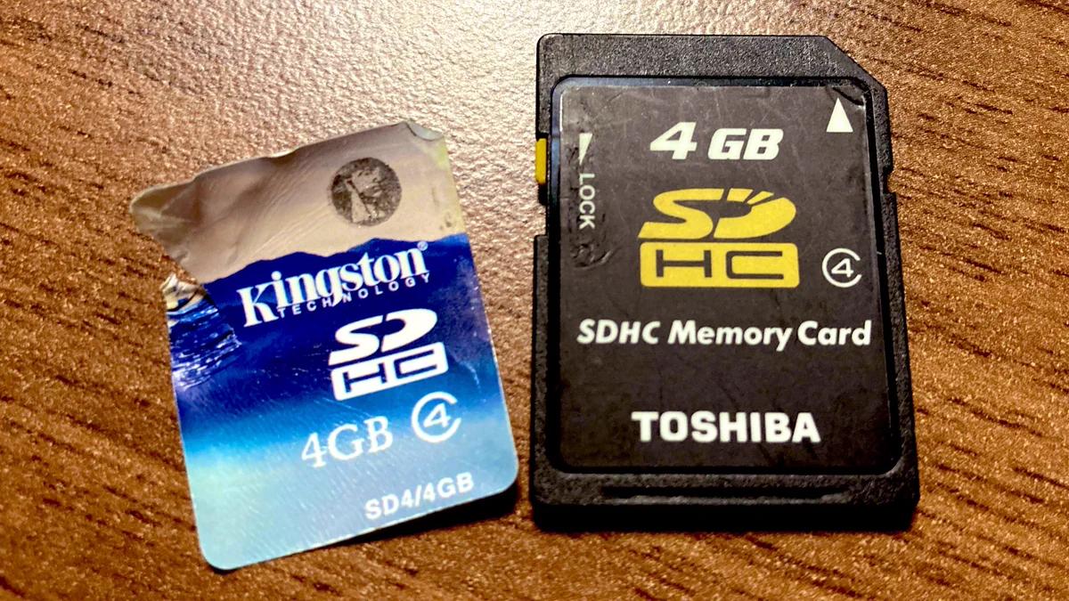 キミ東芝だったの！？SDカードのシールの裏側に隠された真実