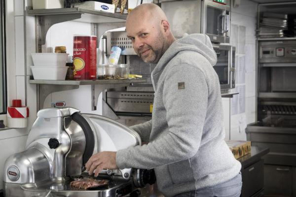 Cateraar Bas Romein schrijft corona-frustratie van zich af dlvr.it/RhZ5hF