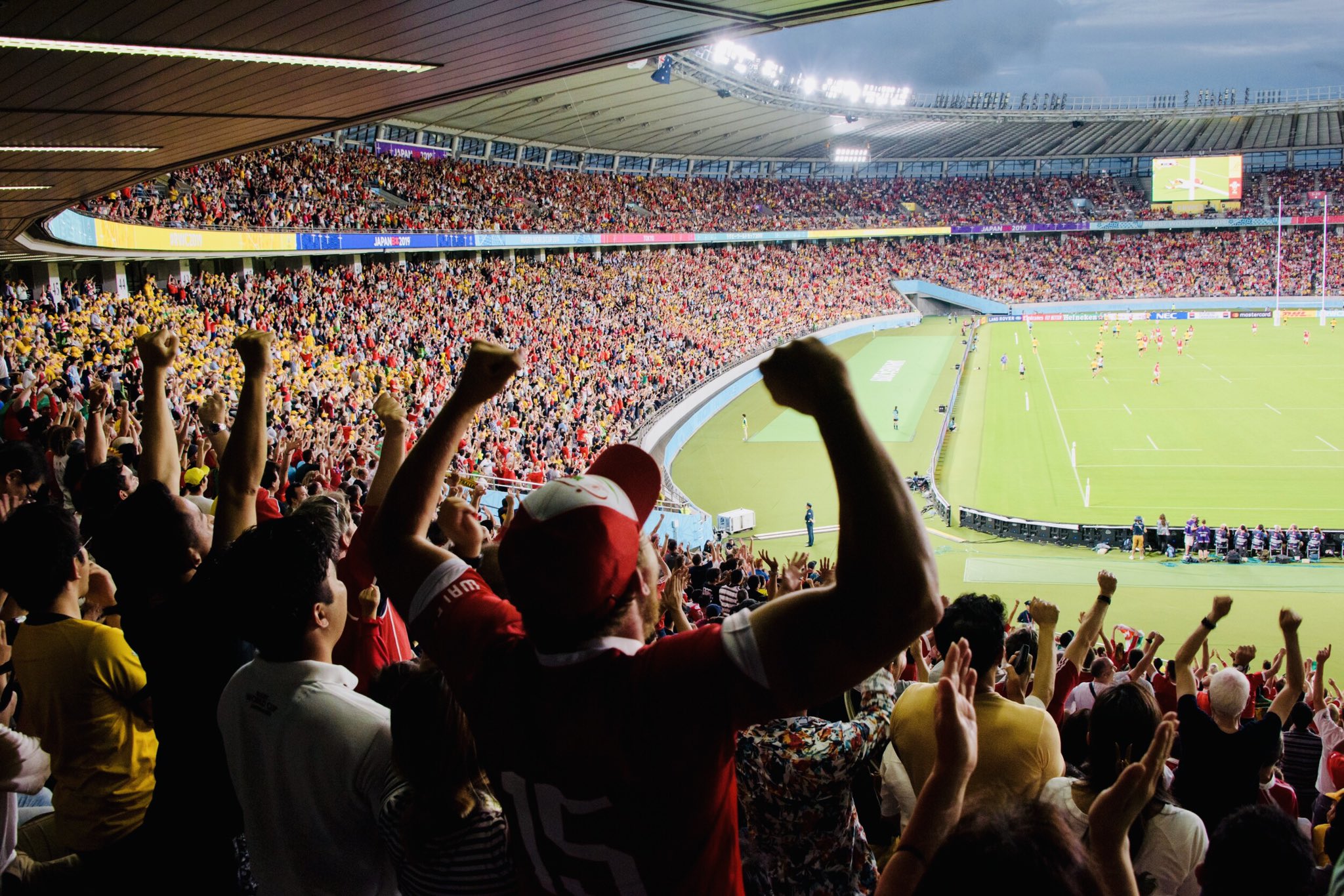 東京都ラグビー情報 1年前の今日 ウェールズ 対 オーストラリアの試合が東京で行われました 両チームを応援する47 5人もの大観衆が見守る中 激戦となった試合は開始35秒でドロップゴールを決めたウェールズが勝利しました あの熱狂