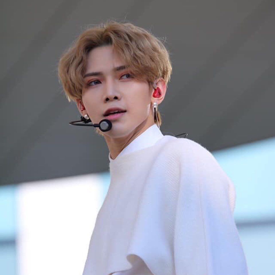 Blondsang being ethereal and effortlessly stunning #ateez    #에이티즈  