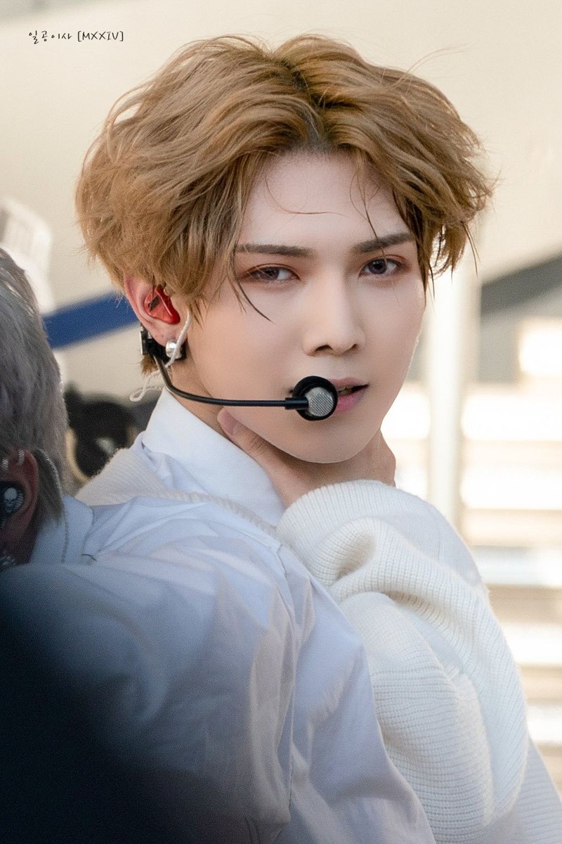 Blondsang being ethereal and effortlessly stunning #ateez    #에이티즈  