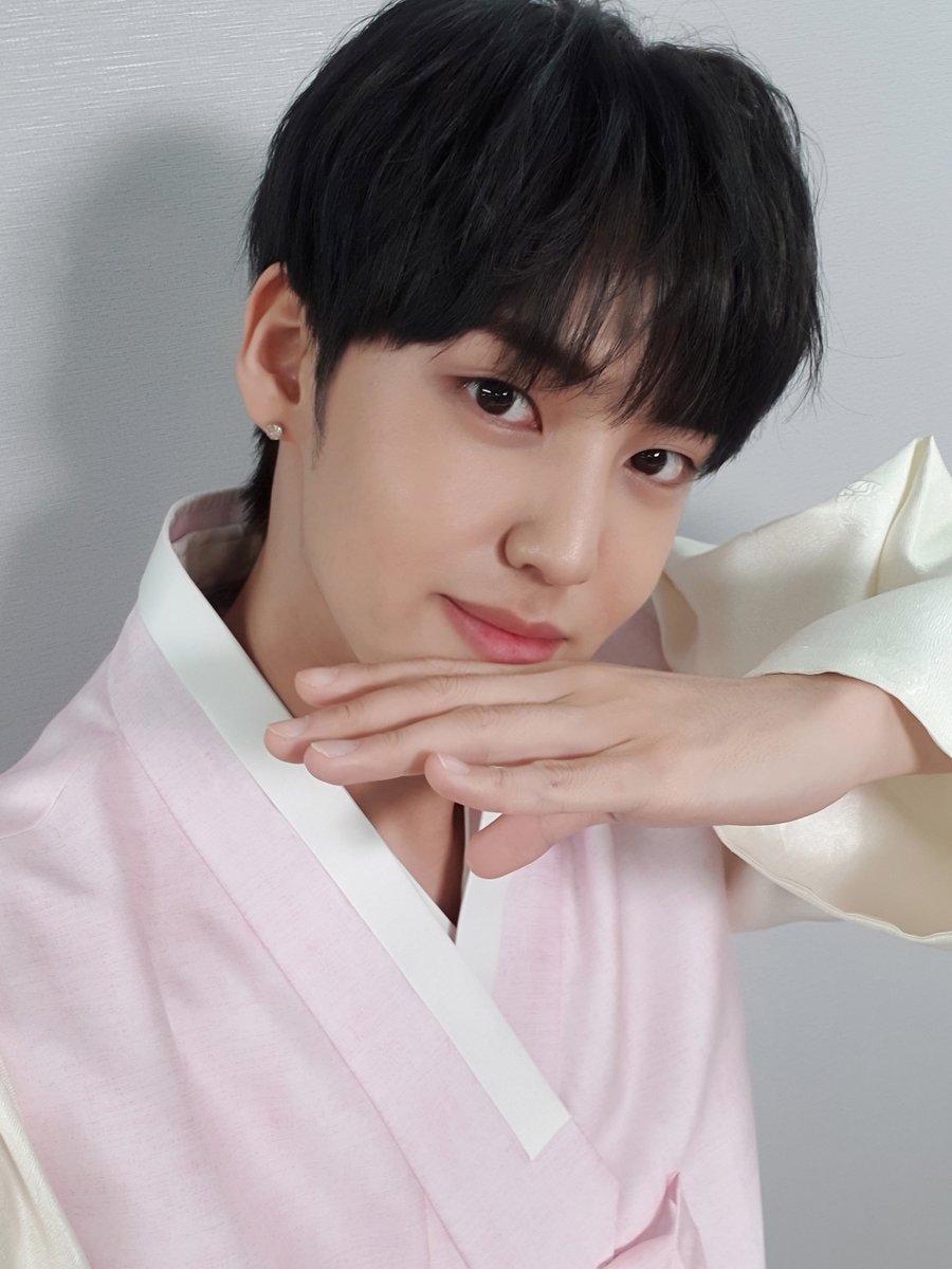 official_bofyou's tweet photo. [📷]분홍색 한복 잘 어울리나요? 비오브유와 함께 행복한 추석 보내세요💕💕

#비오브유 #B_O_Y #BOfYou #김국헌 #KOOKHEON #송유빈 #YUVIN #추석 https://t.co/vUjYWzUtCE