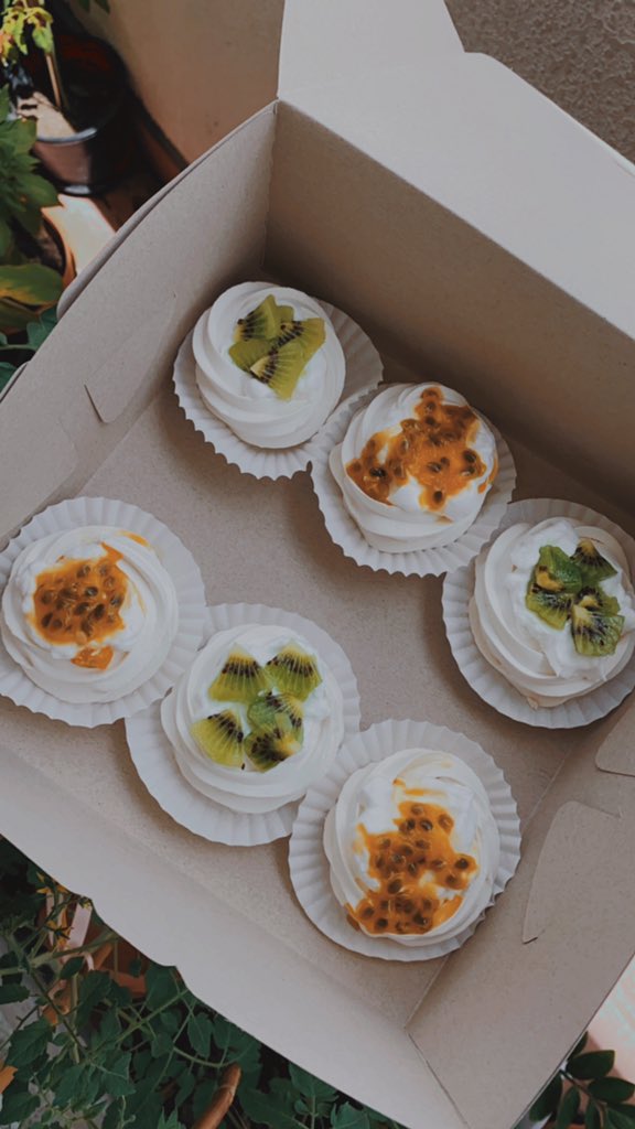 one box of 6 mini pavlovas up for grabs! DM to buyy 💕 *pick up only*