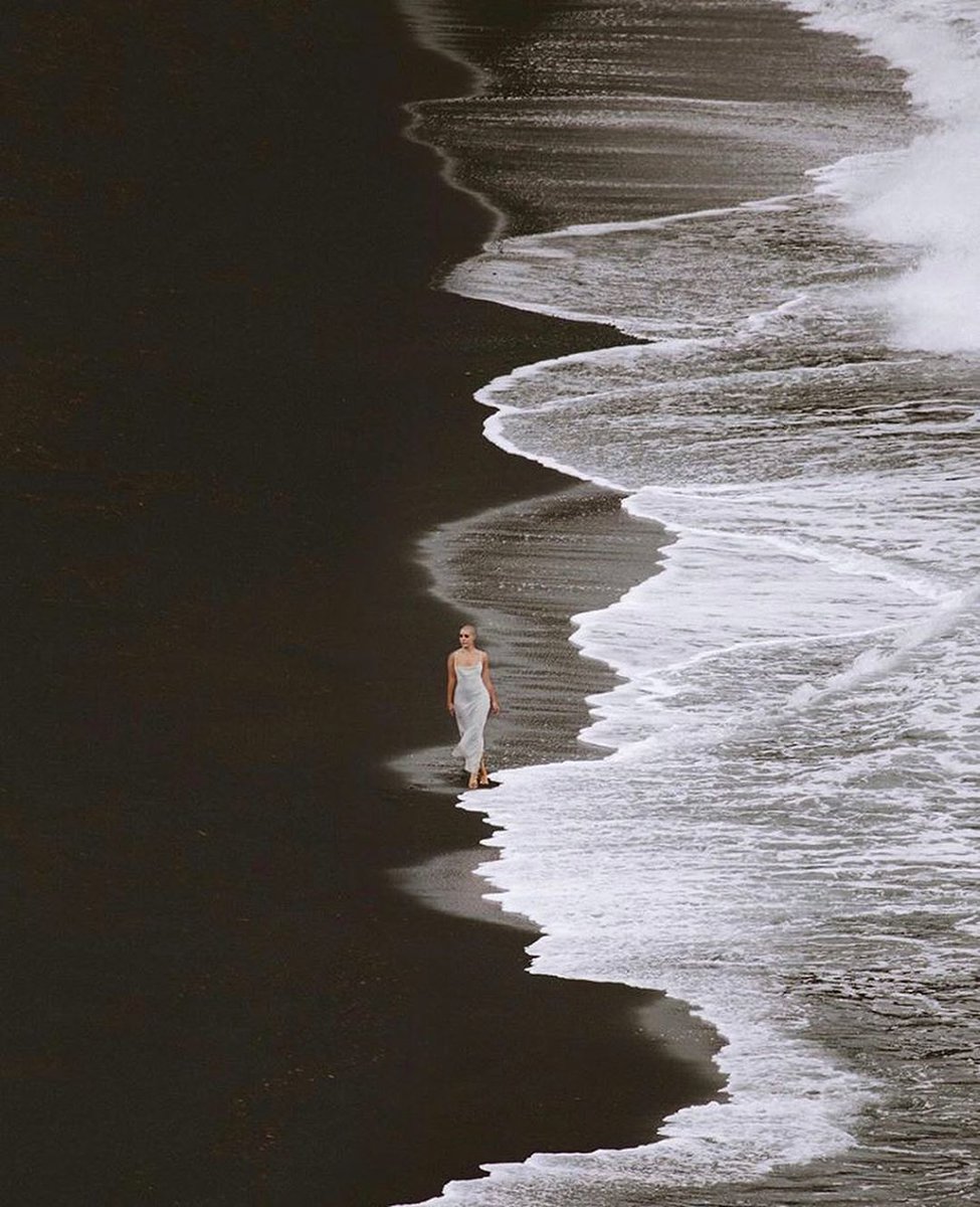 Repost: <a href="/addictbeiconic/">Marta Purriños</a> <a href="/TurismoLZT/">Turismo Lanzarote</a> 

#Lanzarote también tiene algunas playas de arena negra, cuál te gusta más? 🖤