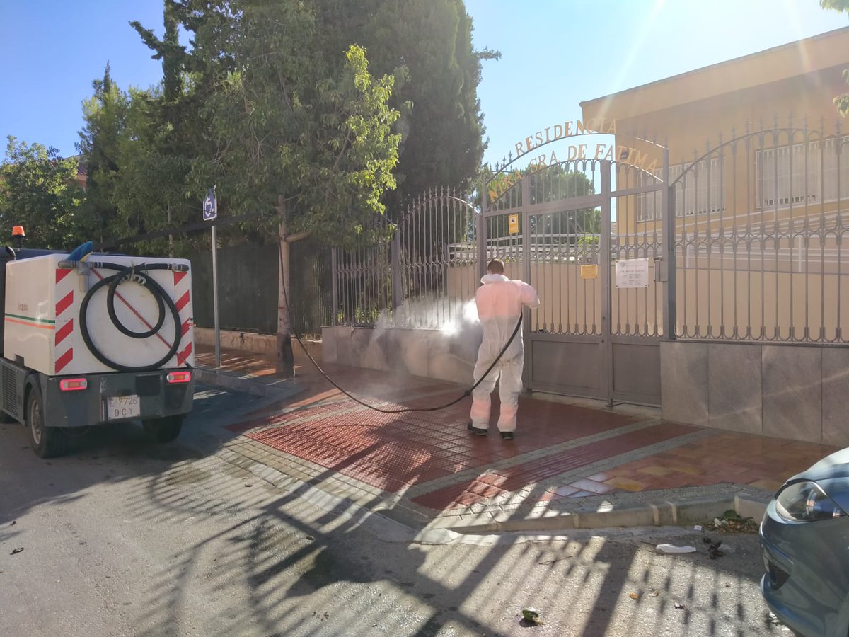 SercomosaN's tweet photo. Antes de que empiece la jornada nuestro equipo de la #LimpiezaViaria realiza las tareas de limpieza y desinfección de las zonas más críticas en #MolinadeSegura.🧼💦

📷Centros de Salud, Centro Covid, Centros Educativos y Centros de Residencias de la Tercera Edad.

#Covid_19 https://t.co/mREqy5E49u