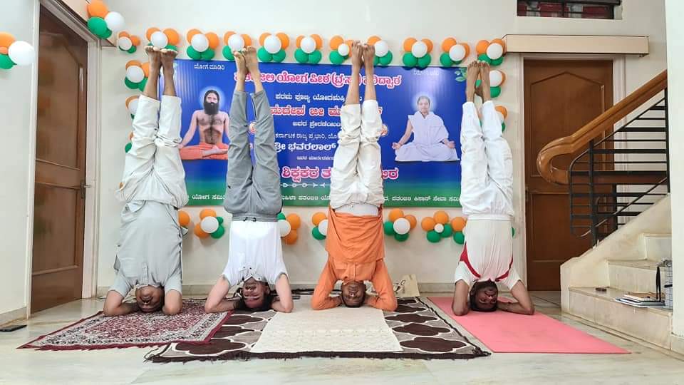 #पतंजलि_योग_शिक्षक_प्रशिक्षण_शीवीर_कर्नाटक #शीर्षासन_अभ्यास <a href="/swabhimani1/">Shifted to @drjaideeparya</a> <a href="/rakesh_bstpyp/">भारत</a> <a href="/Sadhvi_Devpriya/">Dr. Sadhvi Devpriya</a> <a href="/Sanjivani_MPYS/">Sanjivani_MPYS #SocialYogi</a> <a href="/JayaKanwar5/">जया कवंर</a> <a href="/UshaBhagat16/">Usha Bhagat 🇮🇳राष्ट्रभक्त सोशल-योगीनी।</a> <a href="/radhatiwarib/">Radha Tiwari B</a> @sharanegouda828 <a href="/EklureBasawa_YB/">Basawaraj Eklure</a> <a href="/Kirankumar_yb/">Kiran kumar</a> <a href="/raghukonandur/">raghuprasad Konandur</a> <a href="/Sunanda31524325/">Sunanda</a> <a href="/UmeshLeena/">Leena Umesh</a> <a href="/Ajaykum81606128/">Ajaykumar  Dubey</a>