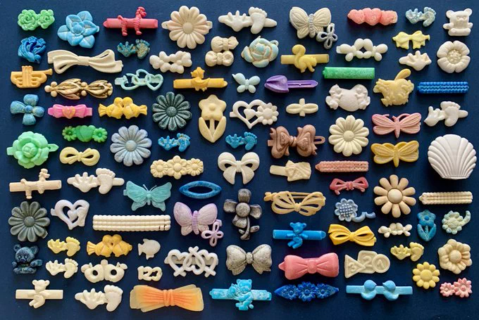 全て海岸で拾ったプラスチックのおもちゃ。減らしていかなければいけないものだけれど、このように収集すると立派な博物学的コレクションだね。写真は@LegoLostAtSeaより 