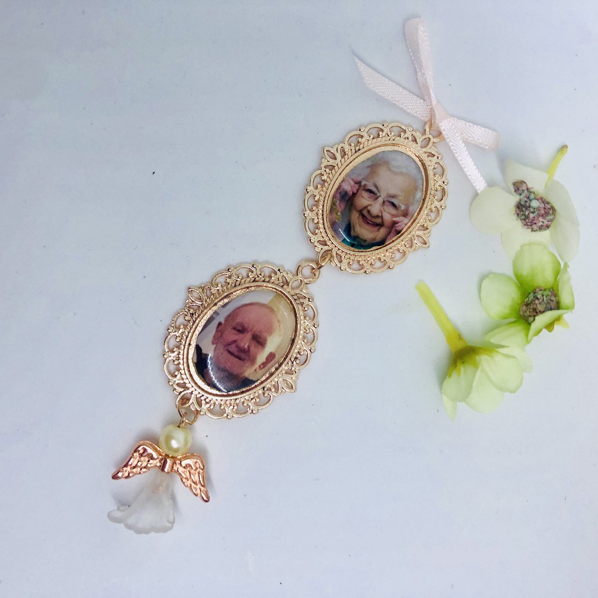 ELOISE ROSE ANGEL 2 - 2 Oval Bridal Memory Charms. This frame is edged with a filagree style pattern and has a beautiful Rose Gold Angel. #memorycharm #bouquetcharm #picturecharm #bridalcharm #rosegold #rosegoldwedding #bridalaccessories #bridalaccesories #weddingaccessories