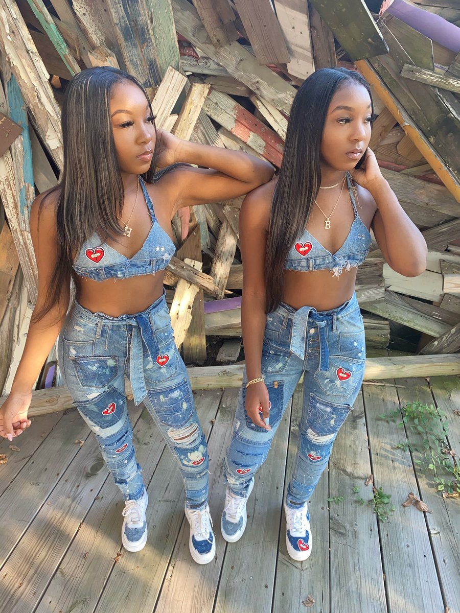 hillsmantwins's tweet image. Humble Ass B*tches But We Know We The Shit 🤷🏽‍♀️⭐️
Outfit By- @NewxBreedx 
#hillsmantwins #2raw