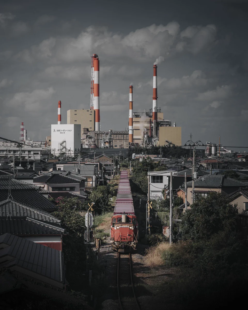 映画のポスターみたい！工場をバックに走る電車が幻想的