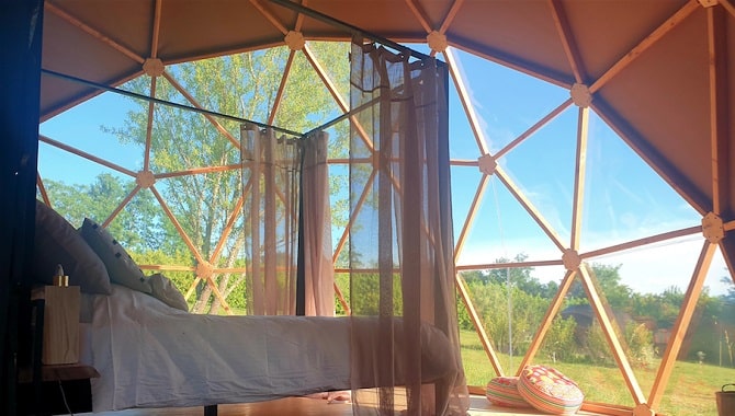 Idee week-end : observer le ciel étoilé depuis un lit à baldaquin queen size, c'est ce que propose <a href="/abracadaroom/">AbracadaRoom</a> avec le Domaine des Etoiles de Morphée: dôme Nyx, jacuzzi privatif et 6.000 m² de verdure dans une ancienne ferme du Lauragais en Haute-Garonne <a href="/TourismeHG/">HauteGaronneTourisme</a>.