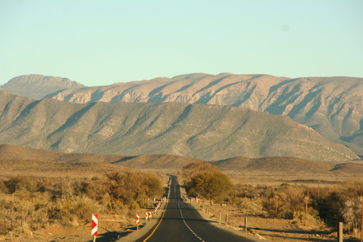 WHY THE  #KAROO IS THE PERFECT HOLIDAY ESCAPE  The Karoo is the ultimate opportunity to enjoy a real farm stay. Most farms offer overnight accommodation and some even allow you to work or tour the working farm. [THREAD]