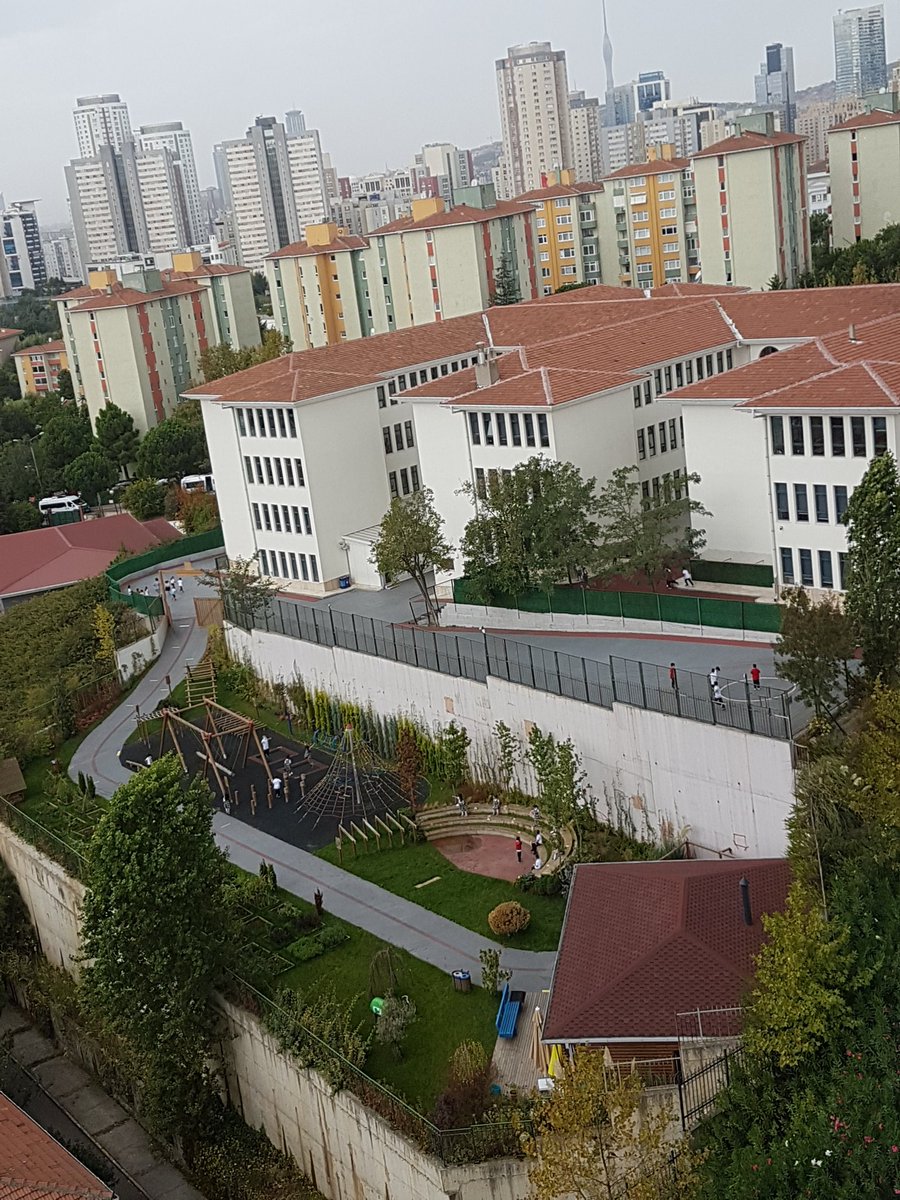 Uzaktan eğitimde velilerimiz de derslere katılıyor. Zaman zaman gülümseten anlar yaşıyoruz:) Şimdi de buraya yüz yüze eğitimi uzaktan izleyen 1.sınıf velisi iliştirelim:)))Bir çığlık, bir kıyamet...O kadar tatlı ki onların sağa sola koşuşturmaları! Ve sanki hepsi benim çocuğum.