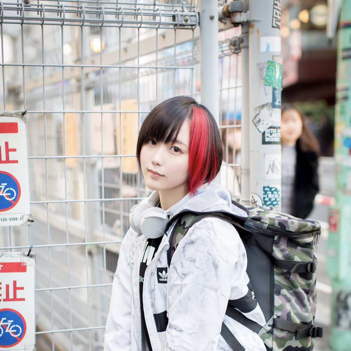 夜道 雪 赤髪の維持はかなり大変で 手もタオルも耳も爪も風呂まで基本赤くなってしまうし マニパニの消費量半端じゃないし 似合う服が限られてくるしで大変なんですけど赤髪のときの写真 やっぱりイイなあ 色んなお仕事増えてきたから黒が一番