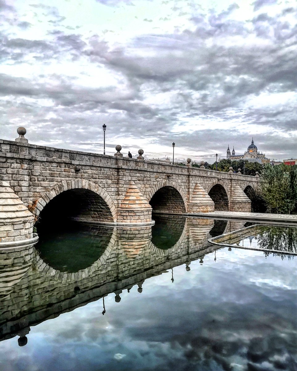 espacia_es's tweet photo. Puente de Segovia vía @SecretosdeMadri.
Otro ejemplo más de cómo la #arquitectura se combina a la perfección con el entorno. https://t.co/u7lxxpO6to