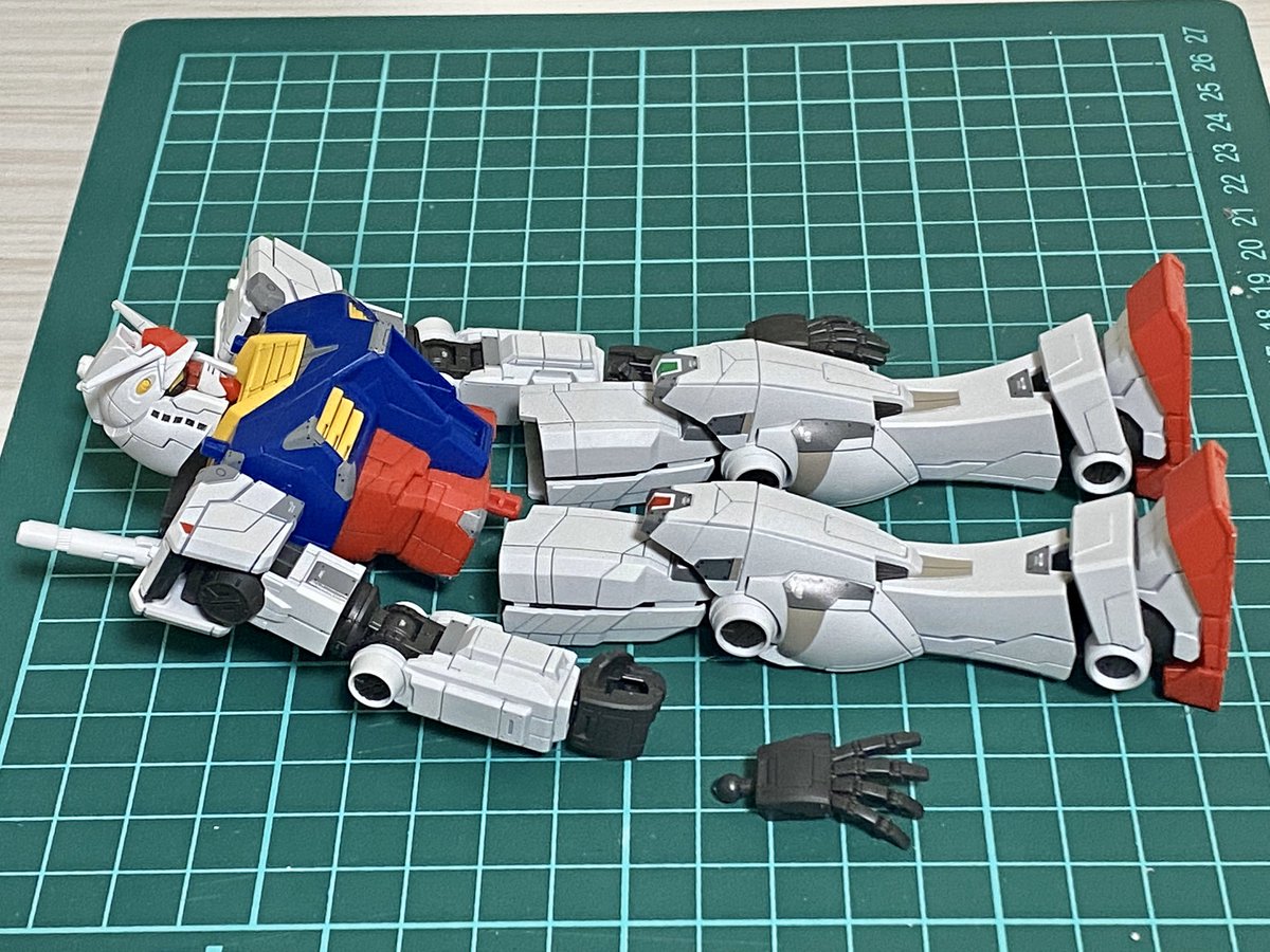 Kazu Factory めちゃスローペースですがコツコツと進めてます スネ横のステッカー破りましてテンパリましたが諦めましたw水じゃないシール苦手 メラミン艶消しハマりそうです 横浜ガンダム ガンダムファクトリー横浜 ガンプラ メラミンスポンジ