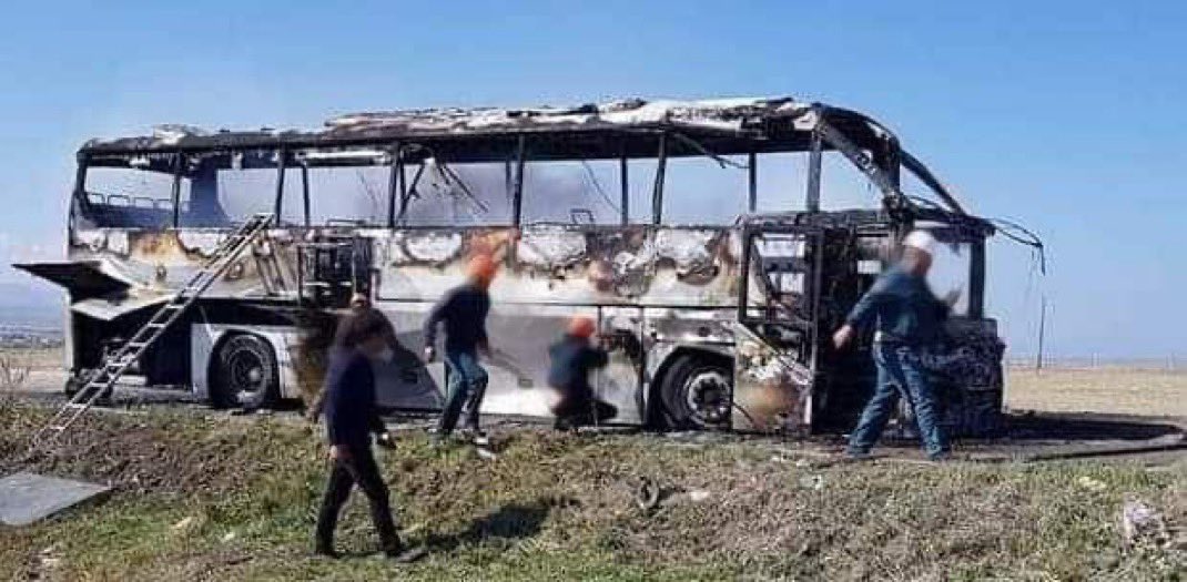  #Azerbaijan -  #Armenie / | Une photo du bus qui aurait été ciblé par l’Azerbaïdjan. Selon des informations des médias locaux 52 soldats arméniens seraient morts.