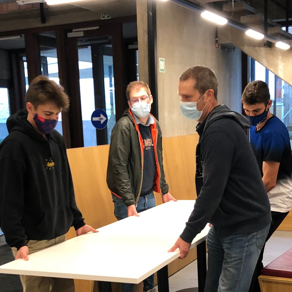 KU Leuven Rechten en Criminologische Wetenschappen (@kuleuvenlawcrim) on Twitter photo ๐๐ผ๐๐ป๐ด๐ฒ ๐๐ผ๐ฟ๐ฑ๐ ๐ฐ๐ผ๐ฟ๐ผ๐ป๐ฎ๐ฝ๐ฟ๐ผ๐ผ๐ณ ๐๐๐๐ฑ๐ถ๐ฒ๐ฟ๐๐ถ๐บ๐๐ฒ.
De Loungeruimte (Nieuwe Valk) is ingericht als coronaproof studieruimte voor 12 studenten, netjes op 1,5 meter afstand van elkaar. Dank aan de bereidwillige studenten die een hand(je) zijn komen toesteken. ๐๐ผ๐๐ป๐ด๐ฒ ๐๐ผ๐ฟ๐ฑ๐ ๐ฐ๐ผ๐ฟ๐ผ๐ป๐ฎ๐ฝ๐ฟ๐ผ๐ผ๐ณ ๐๐๐๐ฑ๐ถ๐ฒ๐ฟ๐๐ถ๐บ๐๐ฒ.
De Loungeruimte (Nieuwe Valk) is ingericht als coronaproof studieruimte voor 12 studenten, netjes op 1,5 meter afstand van elkaar. Dank aan de bereidwillige studenten die een hand(je) zijn komen toesteken.