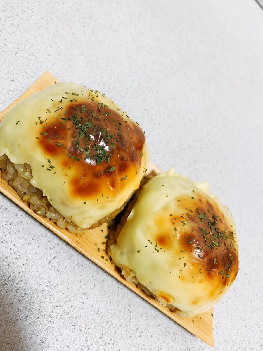渡部おにぎり 金の国 Twitterren おにぎり研究 おにぎり坊やです 焼きチーズカレーおにぎり オーブンで焼いたらこんがりパンみたいになりました 美味しそう おにぎり坊や