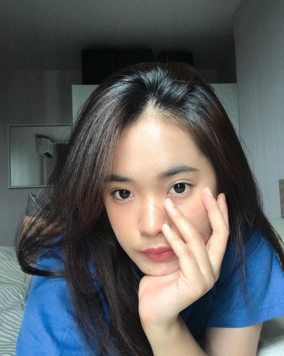 เธอเป็นคนแรกก่อนใครใคร
ที่หลงรักเธอเขานั้น ก็คือตัวฉันนี่ไง😉 
มีใครเคยฟังเพลงนี้บ้างคะ .?. 
#EarnBNK48#BNK48