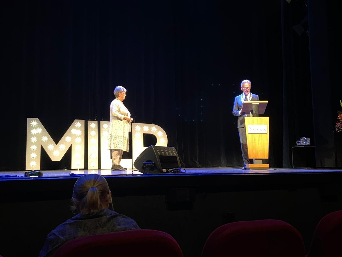 De Koninklijke Familie (een act van Theatergroep Flexibel) was bij het afscheid van Miep Boerkamp van  #theaterdepurmaryn . Miep ontving een Koninklijke Oorkonde als eerste vriend van #theatergroepflexibel en een lintje van burgemeester burgemeester Don Bijl.
#purmaryn #purmerend