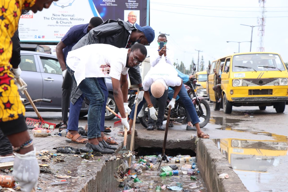 dharmosy1's tweet photo. CLEAN UP PROJECT AT EGBEDA ALIMOSHO LGA & DISTRIBUTION OF BACK TO SCHOOL PALLIATIVES TO CHILDREN IN OREMEJI SHASHA COURTESY OF THE MOREMI YOUTH AMBASSADORS..
Every global action begins with a local action
#mydp2020
#teammajestic
#youthchangemakers
#YouthWorkChangesLives https://t.co/lX5QyFKqeT