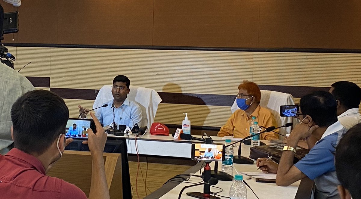 prdjharkhand's tweet photo. श्री @rajeev_ias ने बताया कि #Jharkhand में 22 मार्च से 23 सितंबर तक नाको सम्पोषित एवं नन नाको संपोषित रक्त अधिकोषों में कुल 96,612 यूनिट #Blood संग्रह किया गया। साथ ही 1,05,052 #unit #Blood का वितरण हुआ। @HemantSorenJMM @JharkhandCMO https://t.co/Q4c5r8mzBT