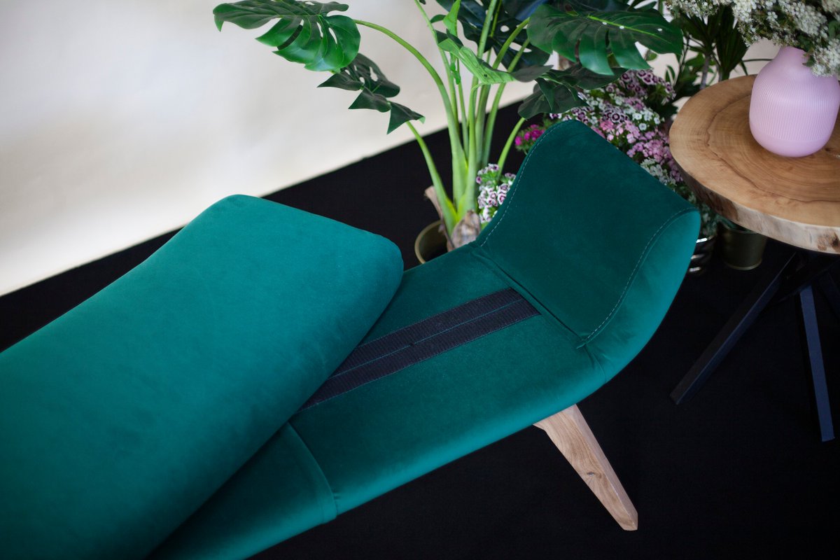 Handicraft_PL's tweet photo. Elegancka ławka tapicerowana w kolorze butelkowej zieleni , nóżki wykonane z drewna dębowego🌿💚 #trees #wood #green https://t.co/IJqP8F8oz6
