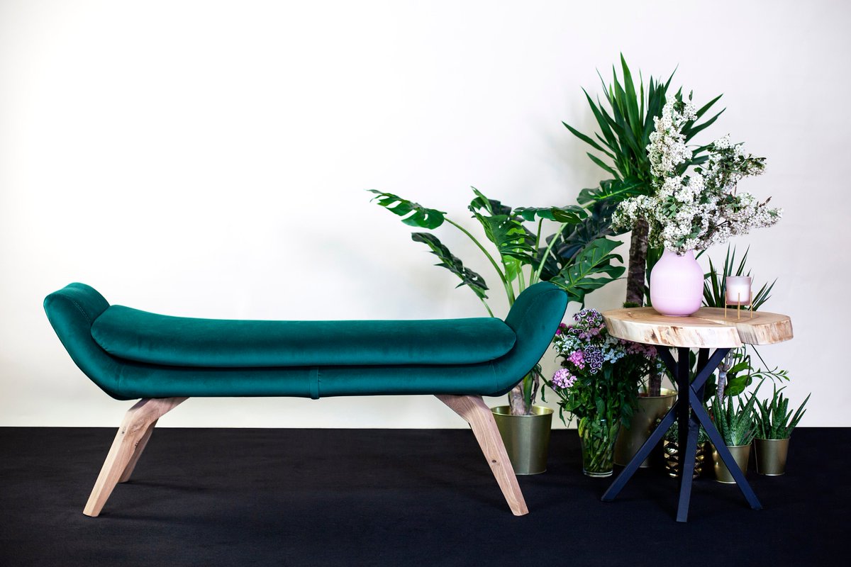 Handicraft_PL's tweet photo. Elegancka ławka tapicerowana w kolorze butelkowej zieleni , nóżki wykonane z drewna dębowego🌿💚 #trees #wood #green https://t.co/IJqP8F8oz6
