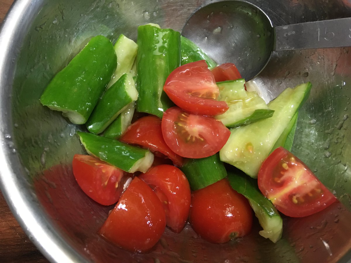 ななせなつひ 世界一簡単で美味い作り置き トマトとキュウリの塩ごま油 使う調味料は二つだけ 塩 ごま油 ボールに ごま油大さじ1を入れ 塩小さじ半分を入れてよく混ぜる お好みで生姜チューブを入れるよく混ぜる カットしたきゅうりとトマトを