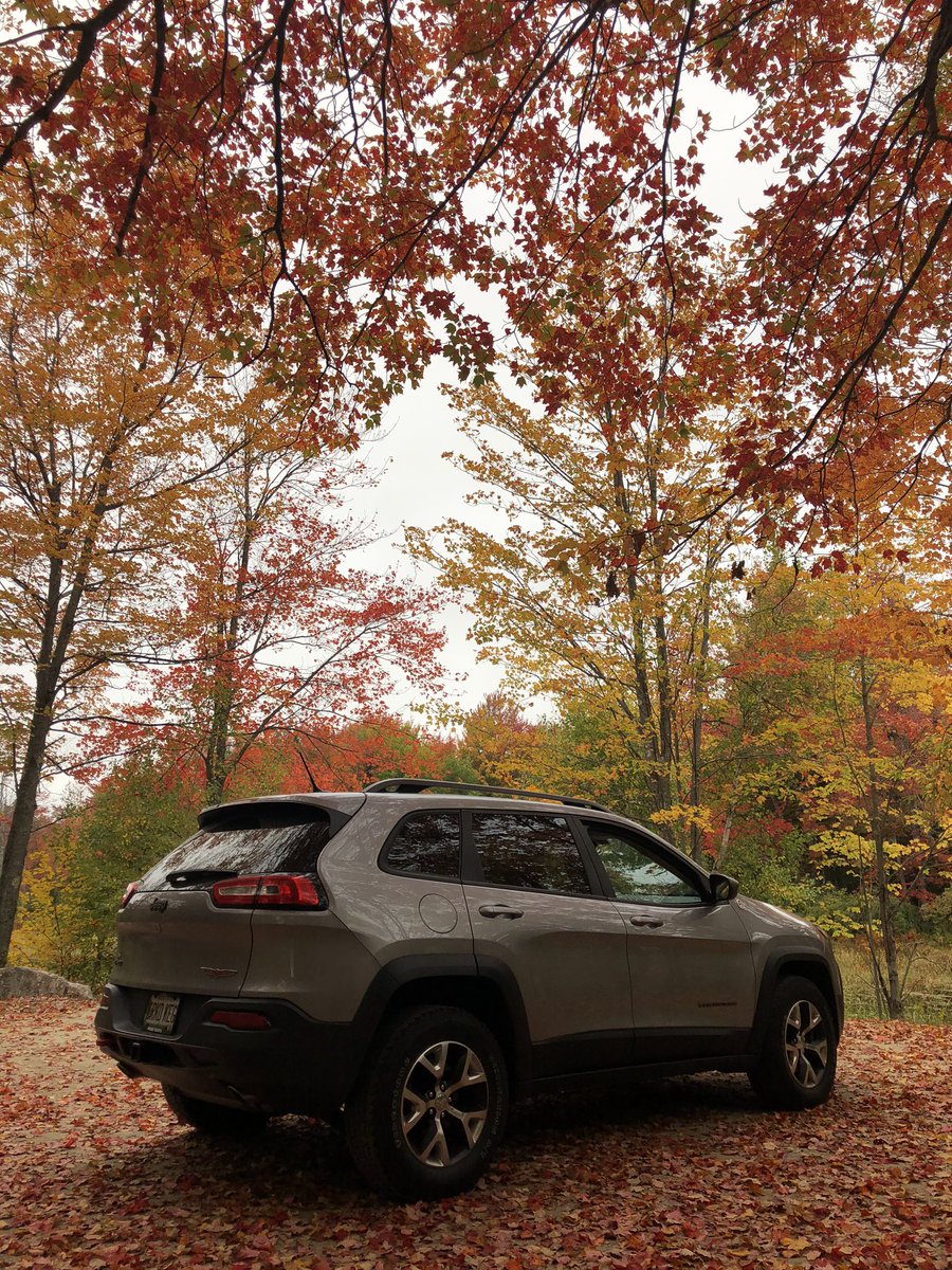 Fall color and our #jeep #trailhawk #maineisgorgeous @Jeep
