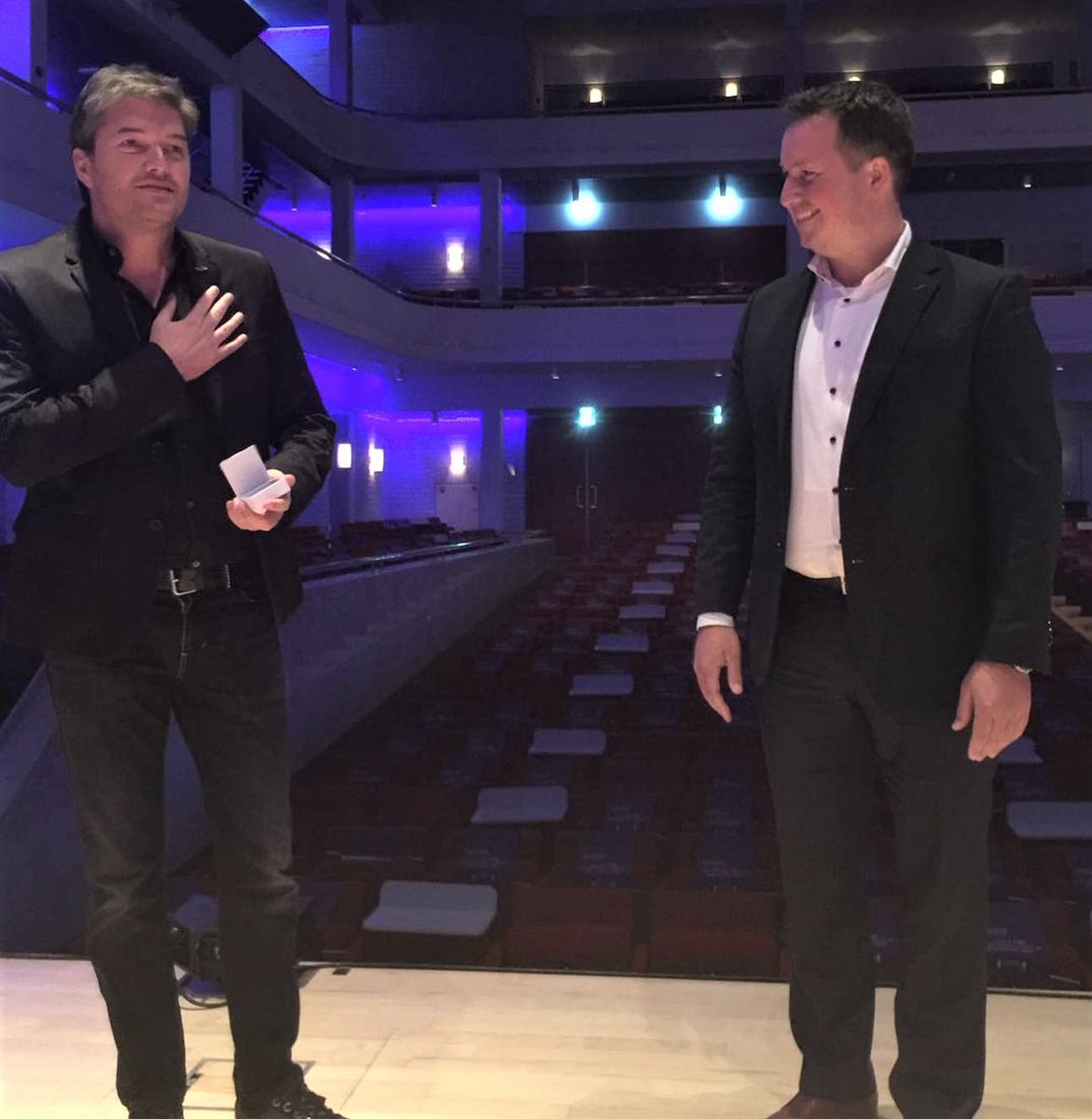 Beginstation's tweet photo. Prachtig nieuws van Serge. Hij is door de landelijke voorzitter van Jong Management Daan Lammers gehuldigd tot erelid! Wij zijn heel trots op hem en π SUPER π GEFELICITEERD π van het hele team Beginstation!
#Beginstation #Helmond #Jongmanagement #trots #erelid #Sergekornuyt https://t.co/CBUMZccWLs