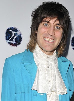 Noel Fielding as cakes.A thread. #GBBO  