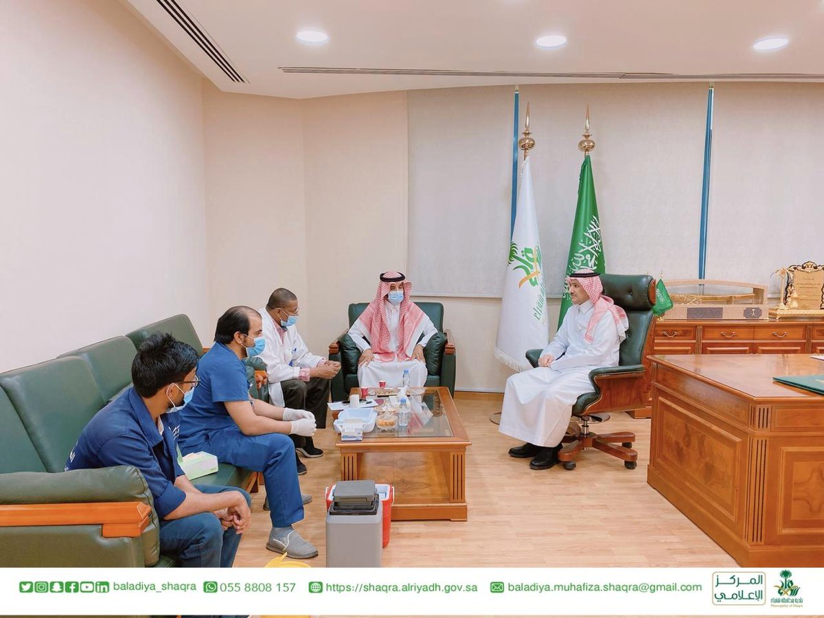 في بادرة جميلة من مستشفى شقراء العام قام فريق طبي بزيارة البلدية ضمن حملة تطعيم لقاح الانفلونزا الموسمية وكان في استقبالهم سعادة رئيس البلدية الذي قدم شكره وتقديره لمدير مستشفى شقراء الاستشاري/ ياسر العطني
ومدير المراكز الاول الأستاذ/ فهد المطيري