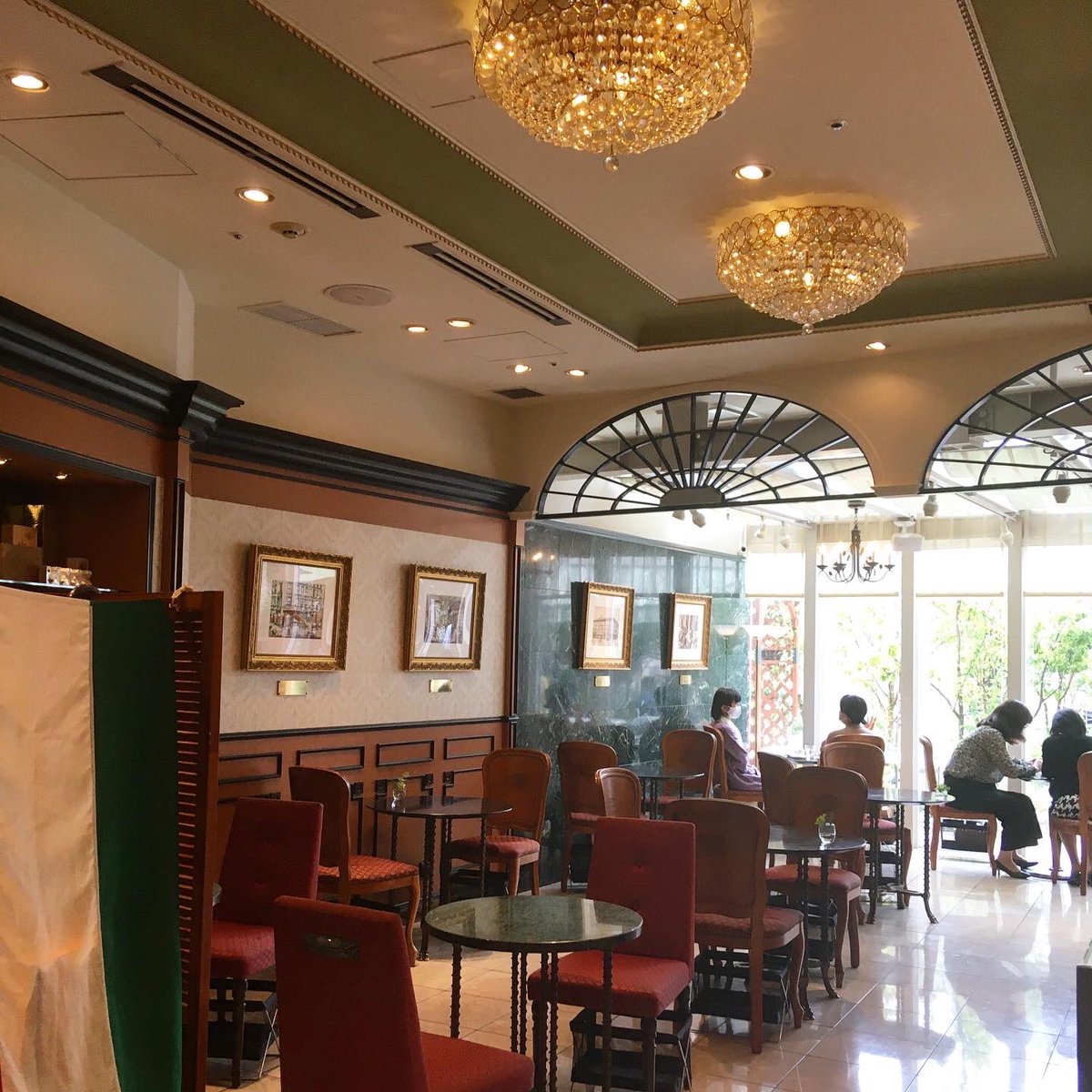 eko_dacchiy's tweet photo. 中央ヨーロッパ最古のカフェの一つ、ハンガリーのGERBEAUD日本店に久しぶりに。コロナの影響で今月いっぱいと聞いて。たしか椅子やテーブルは本店と同じなんだよね。残念😢グヤーシュも食べたかったな #gerbeaud https://t.co/csw2wbEzlr