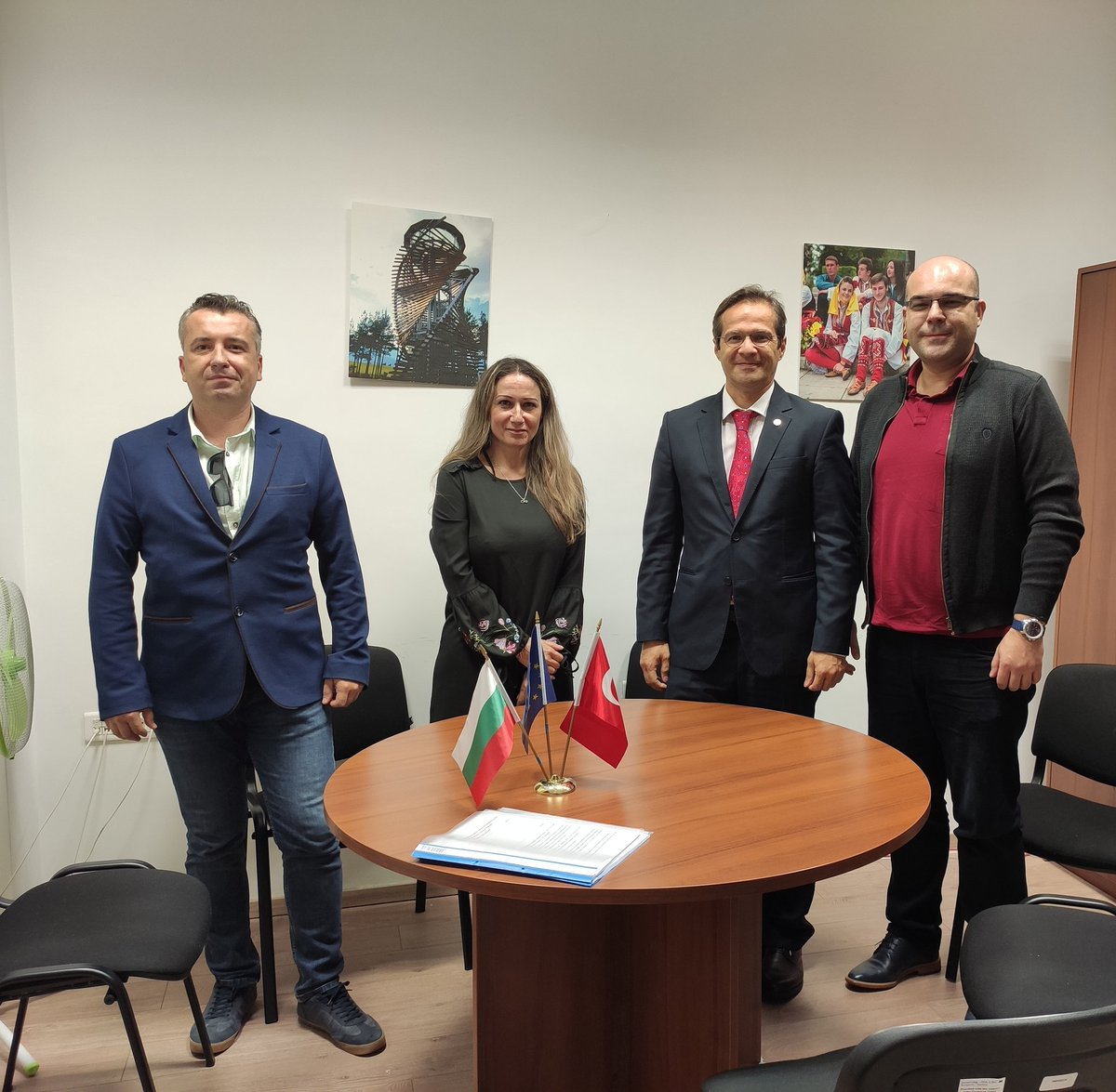 Projemizin son evraklarını Bulgaristan Bölgesel Kalkınma Bakanlığına teslim ettik. #gerisayım başladı...#IPA #CBC kapsamında bugüne kadarki en büyük #proje ... 9 Ekim'de başlıyoruz. <a href="/ErhanTabakolu/">Erhan Tabakoğlu</a> @gelecegekopru <a href="/drmturkyilmaz/">Prof. Dr. Murat Türkyılmaz</a> <a href="/ozer_serdar/">Serdar OZER</a>